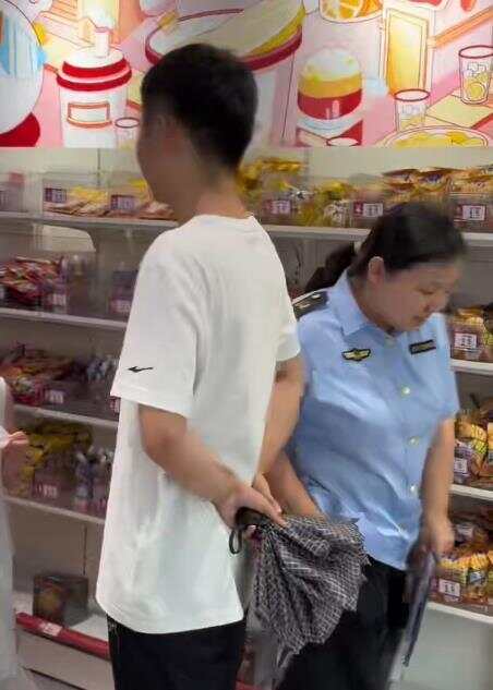 蜜雪冰城柠檬水里有籽被投诉，店员很无奈，顾客笑出声-第2张图片