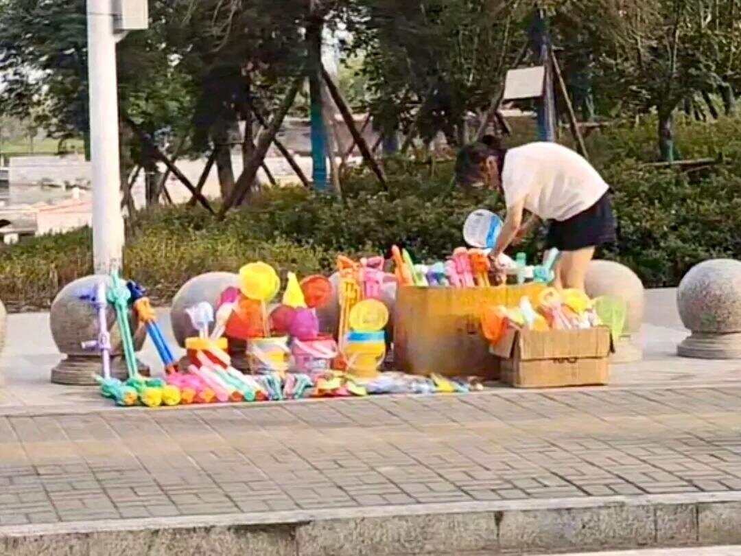 14岁女孩摆摊卖玩具25天赚2000元，家长回应：本意是锻炼孩子-第1张图片