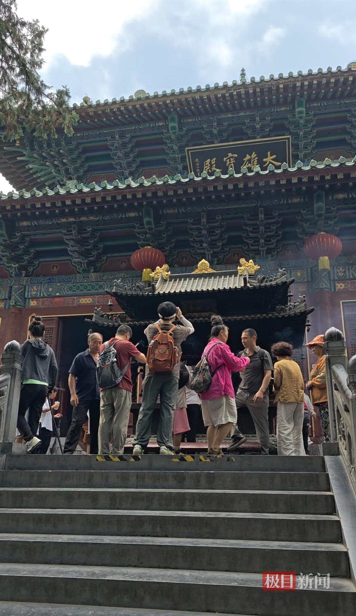 少林寺新主持上任后首个周末：免费清香供不应求-第1张图片