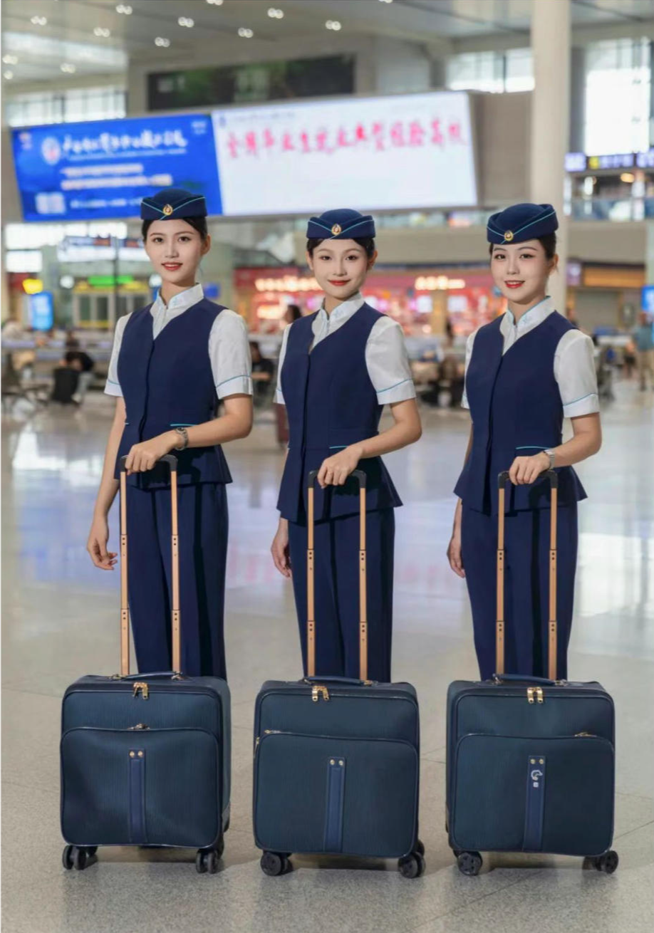 山东航空宣布换装：空姐可自选裤装，平底鞋取代高跟鞋-第4张图片
