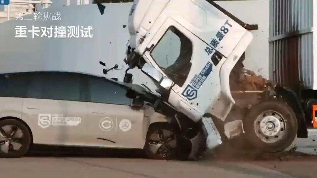 理想高管称可以和乘龙卡车直播对撞复测，碰撞争议持续发酵-第3张图片