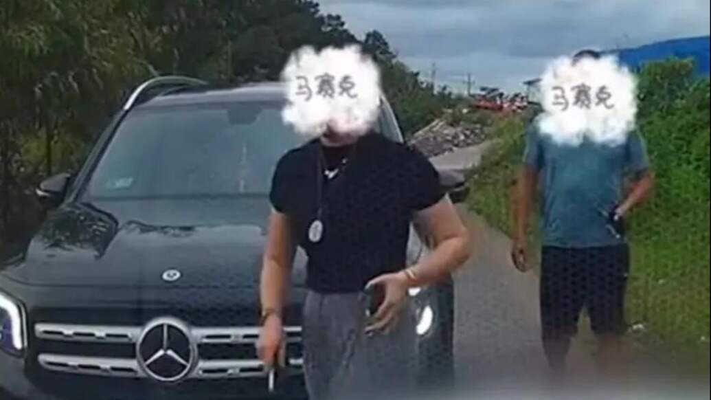 当事男子还原“奔驰女司机亮证逼迫让路”过程：希望女子公开道歉-第1张图片