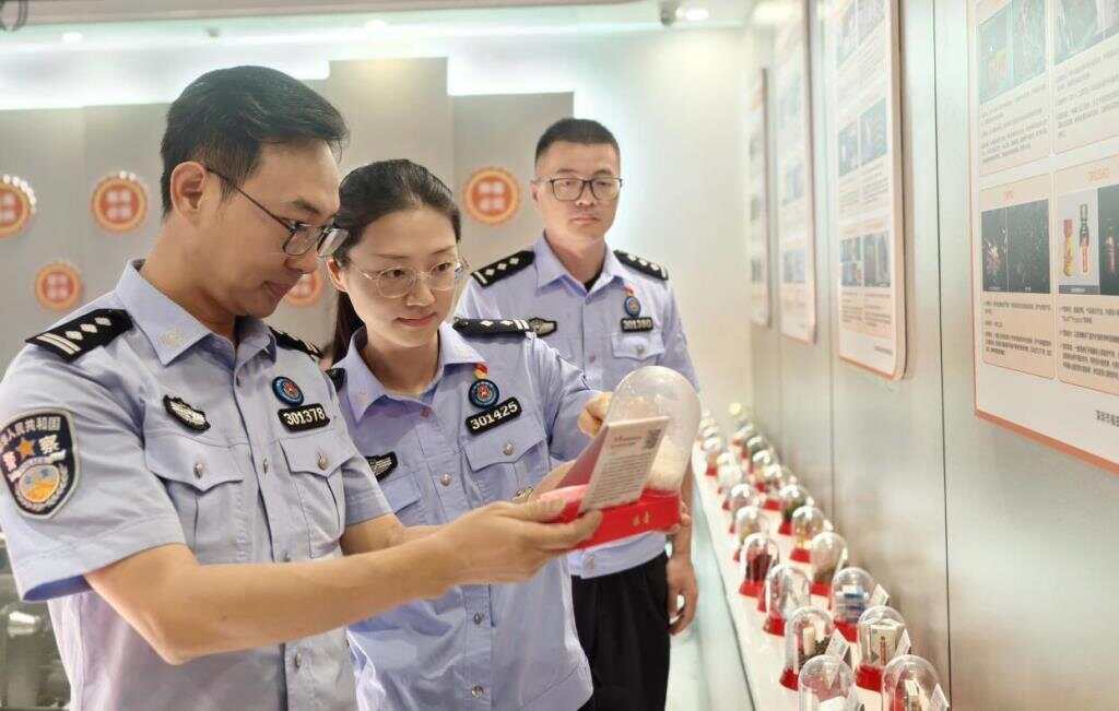 伪装成“跳跳糖”“邮票”，口岸民警如何堵截毒品？-第2张图片