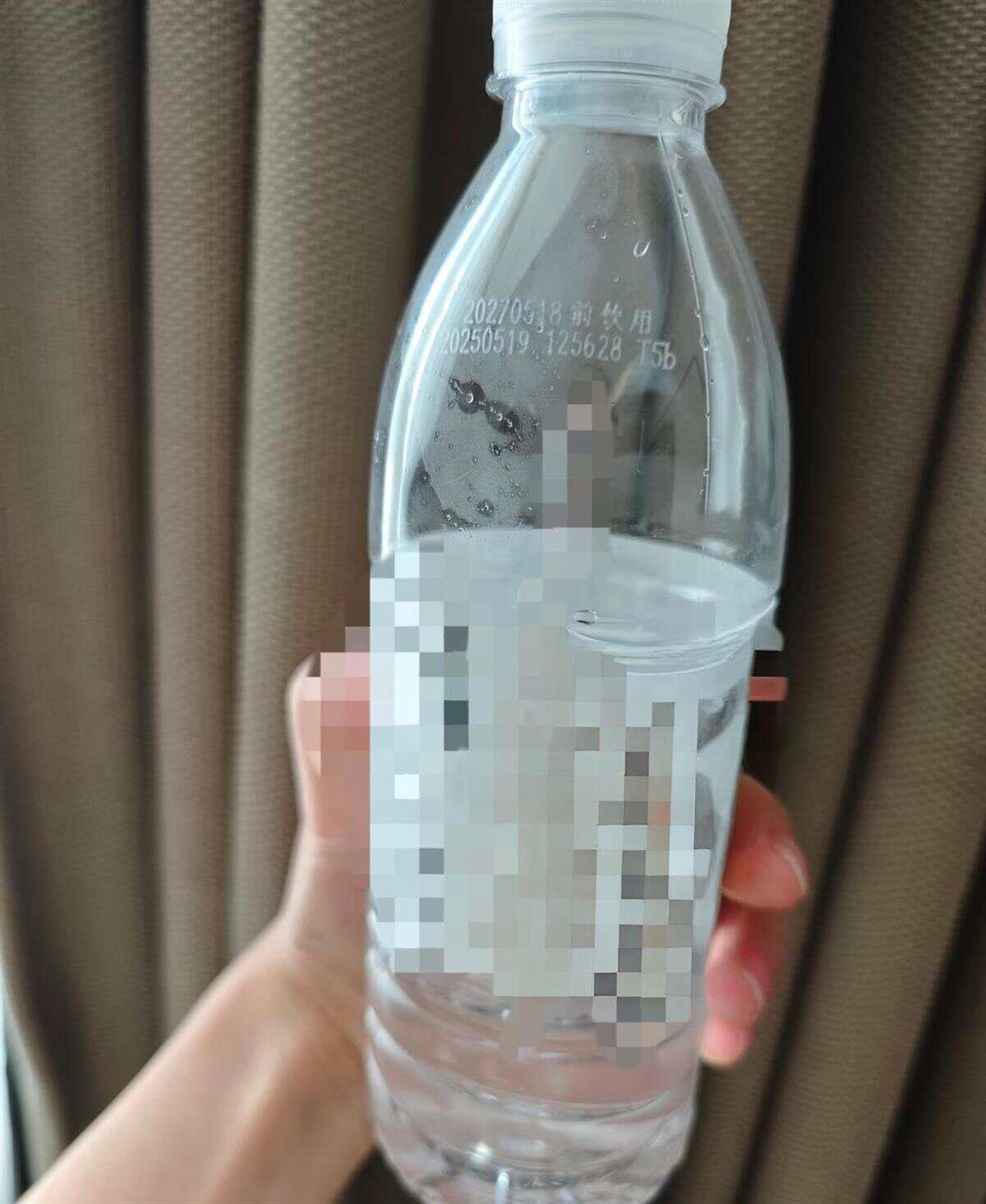 女子酒店喝出“咸味矿泉水”，酒店称可免房费并赔偿500元，当地市监局：已送检-第1张图片