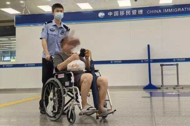 危急时刻，他们开启开辟“生命绿色通道”，获出入境旅客点赞-第2张图片