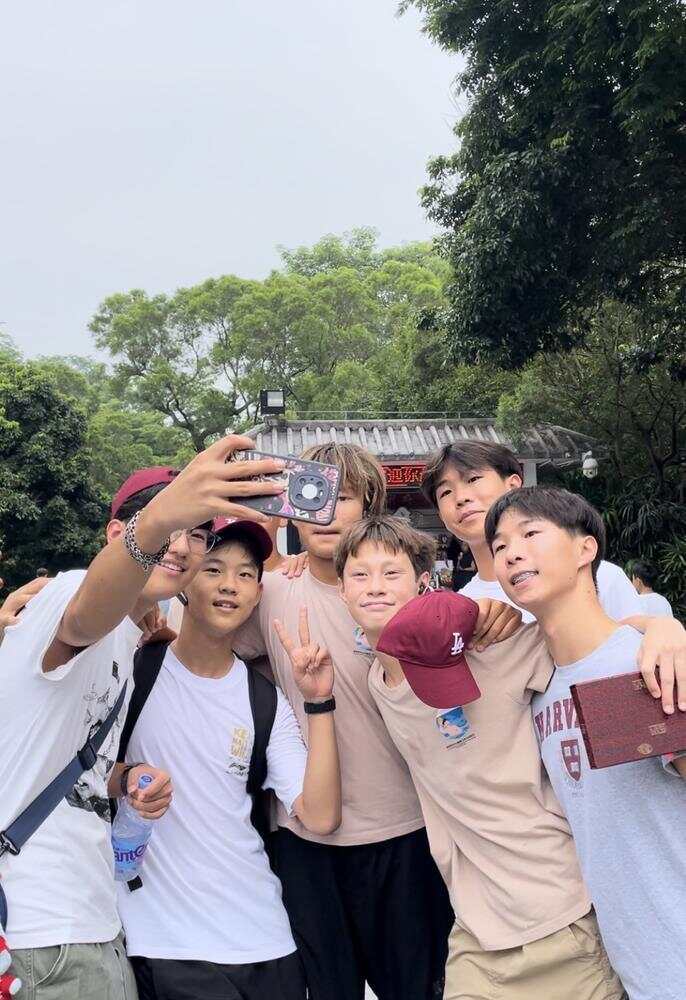 在广州，这群跨越万里的新朋友为什么要自拍？-第1张图片