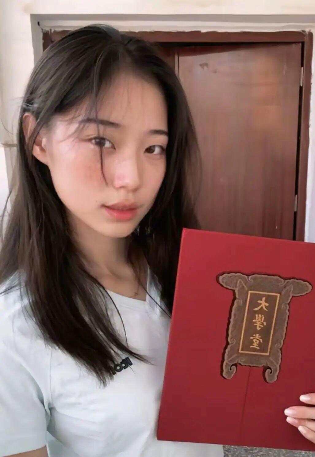 “田径甜妹”收到北大录取通知书，去年放弃复旦大学录取-第1张图片