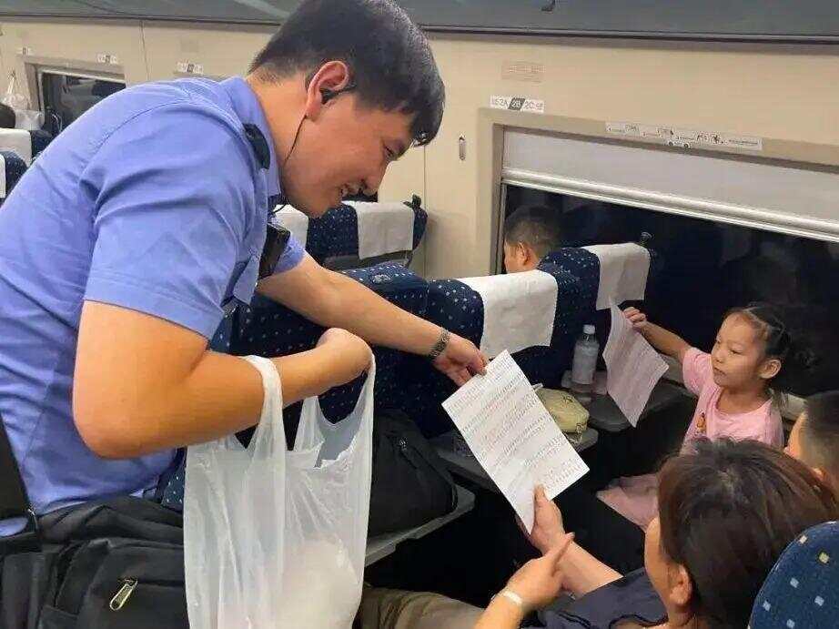 00后列车员发试卷和贴纸，孩子瞬间安静，网友：朴素的袋子里装着天才招数-第1张图片