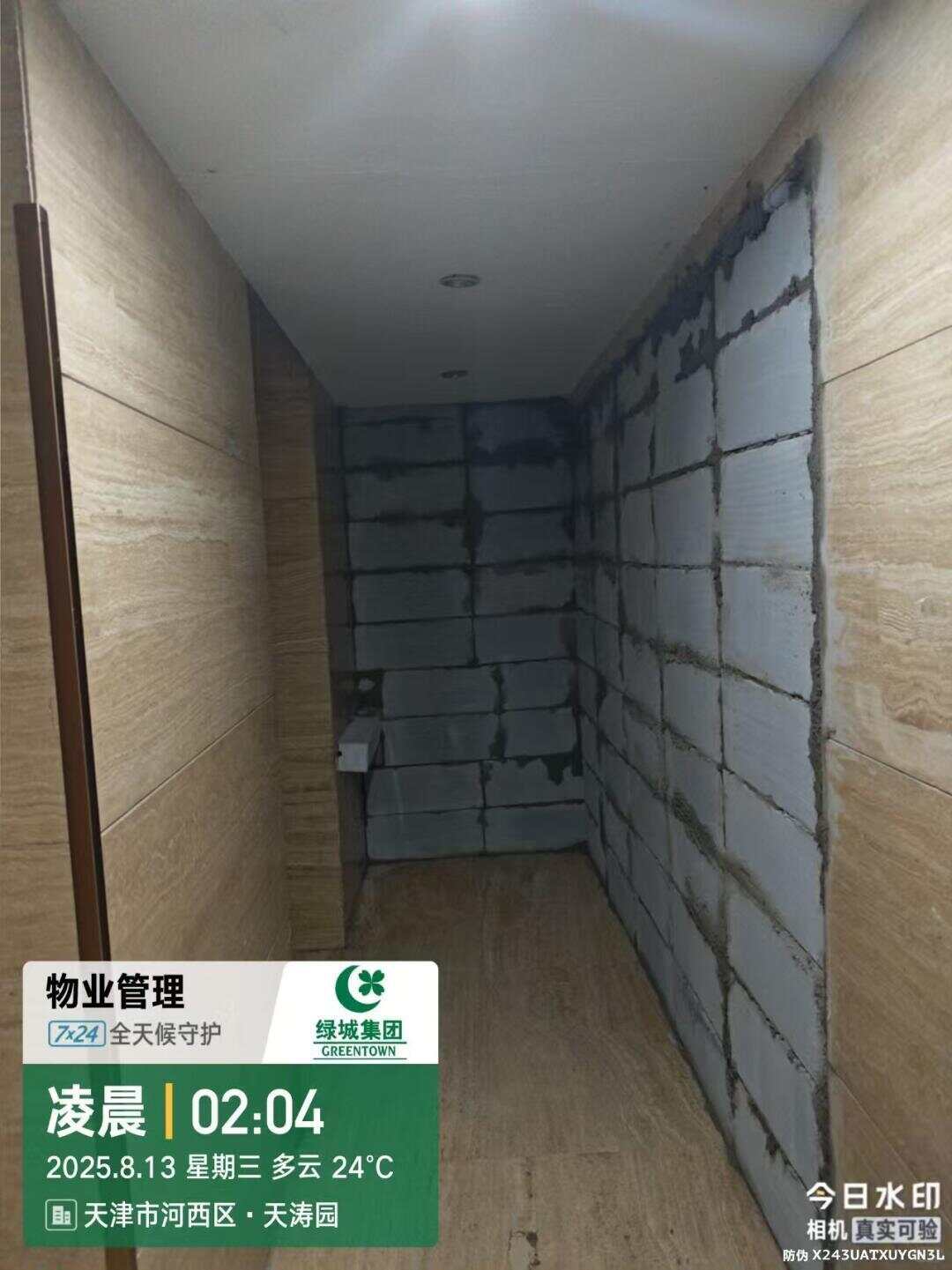 住户半夜砌墙把楼道大堂圈进自己家，遇到邻居违建怎么办？-第1张图片