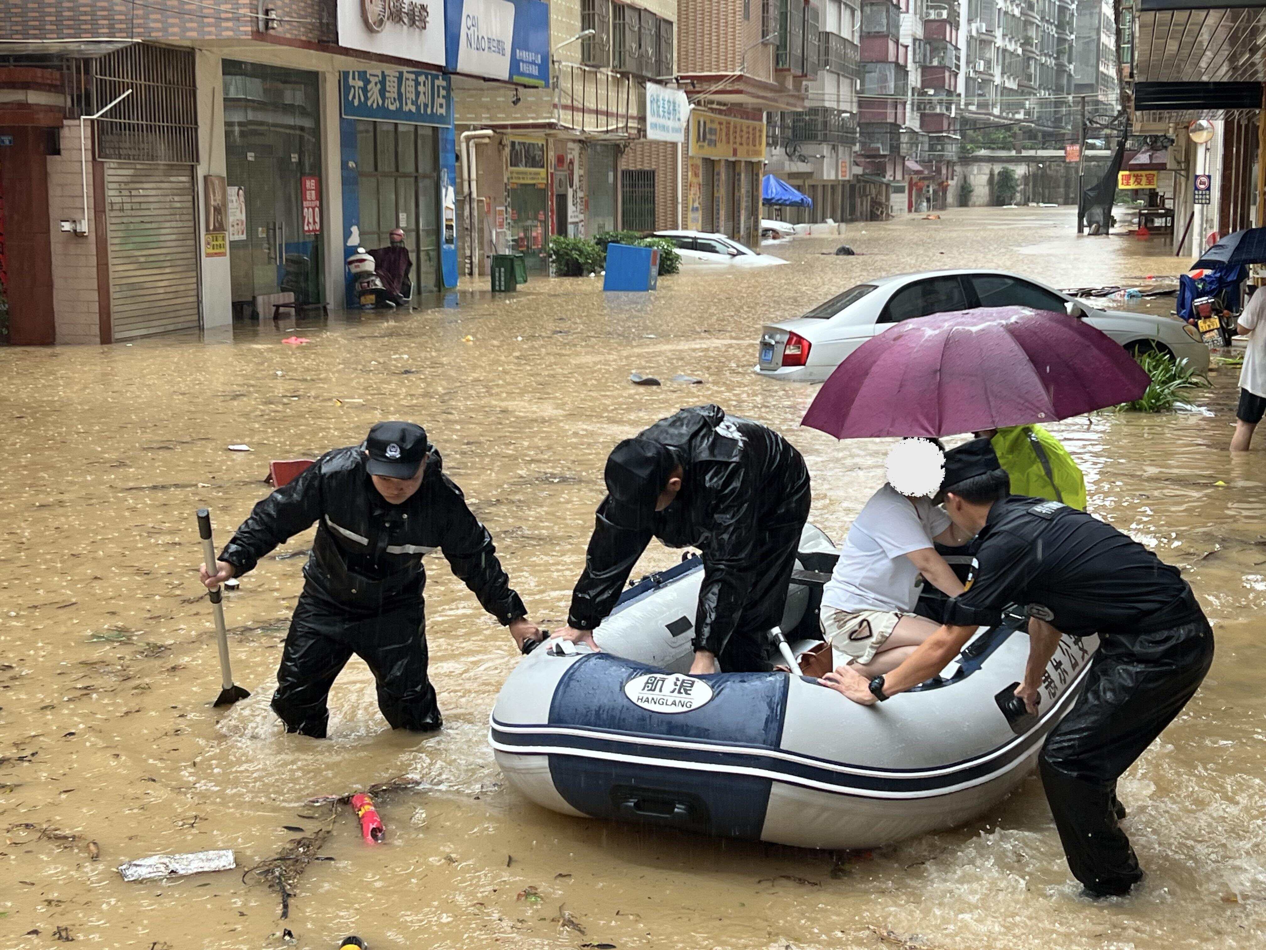 台风暴雨中，特警开着冲锋舟来了！-第2张图片