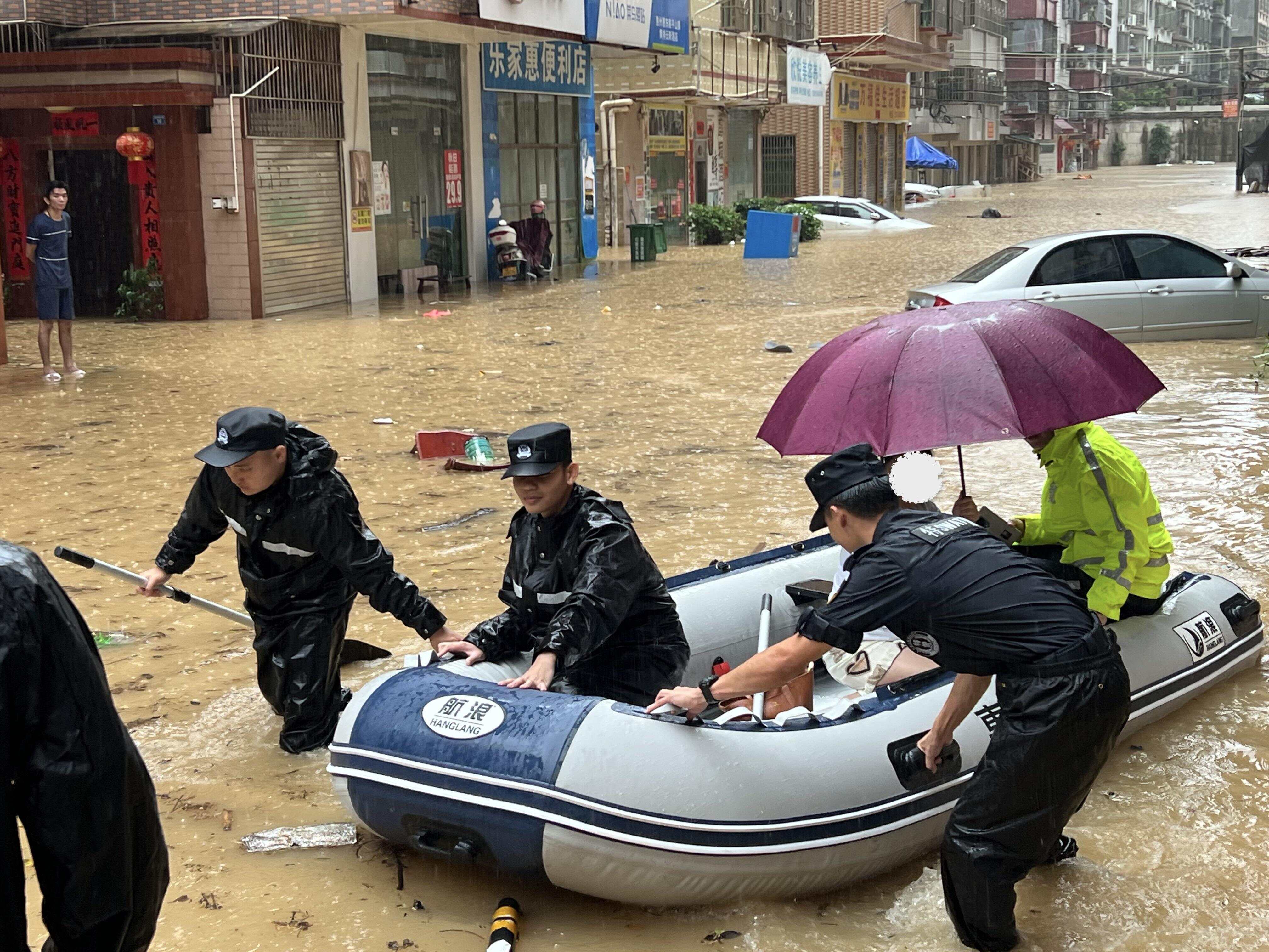 台风暴雨中，特警开着冲锋舟来了！-第1张图片