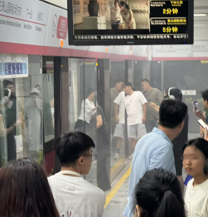 杭州地铁1号线有充电宝自燃！“有烟和烧焦的气味”，官方回应-第1张图片