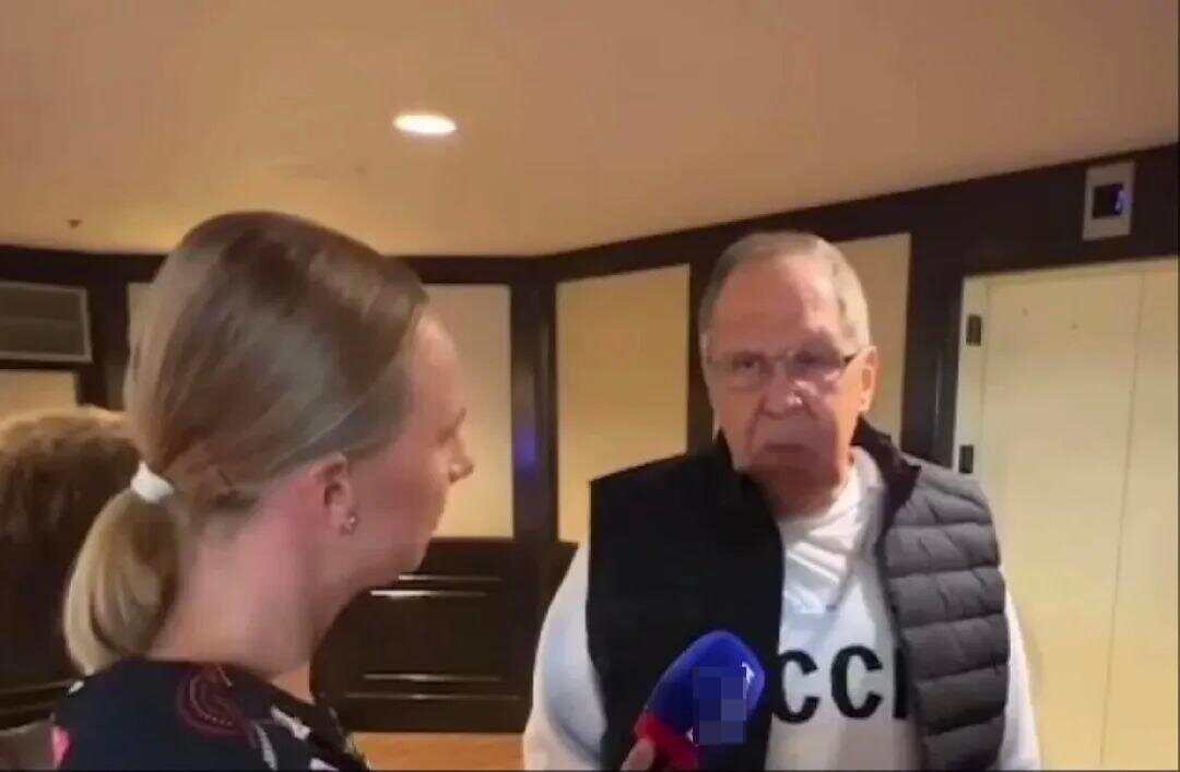 俄外长穿“苏联风”卫衣访美，美国用对抗苏联战机迎普京！有何用意？-第1张图片