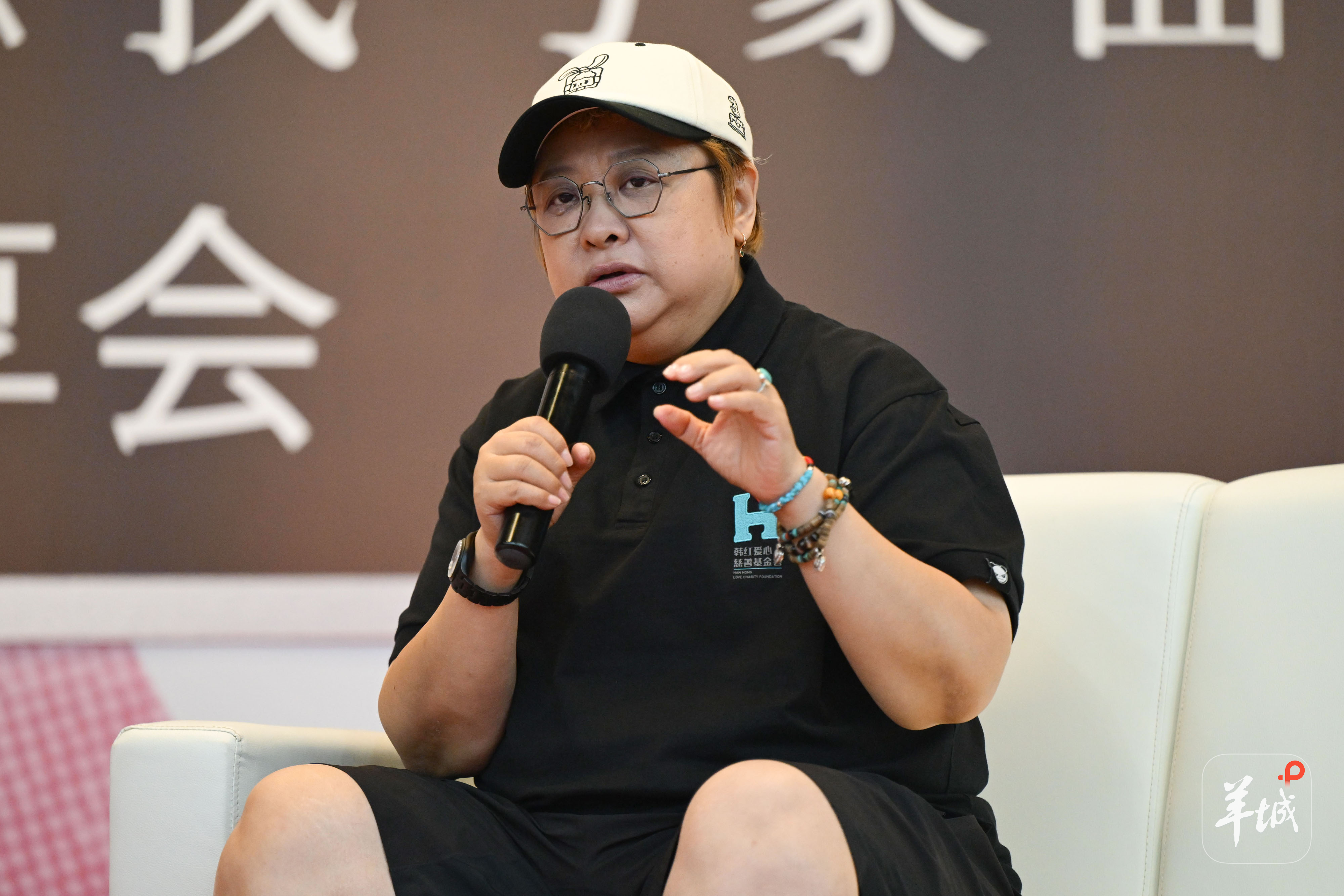 韩红携首部诗集亮相南国书香节：我本浮尘得天爱，愿化细雨润渔樵-第1张图片