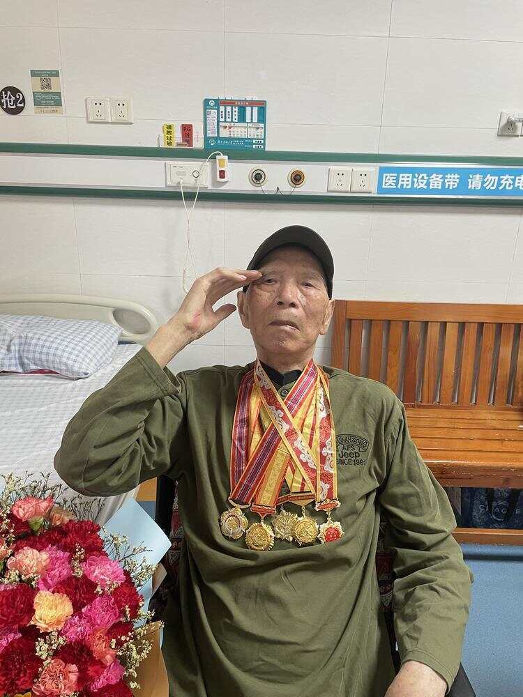 广东抗战老兵看阅兵：他们眼含热泪，抬手敬礼-第6张图片