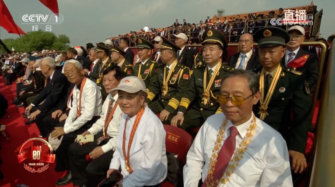 钟南山佩戴“共和国勋章”观礼-第1张图片