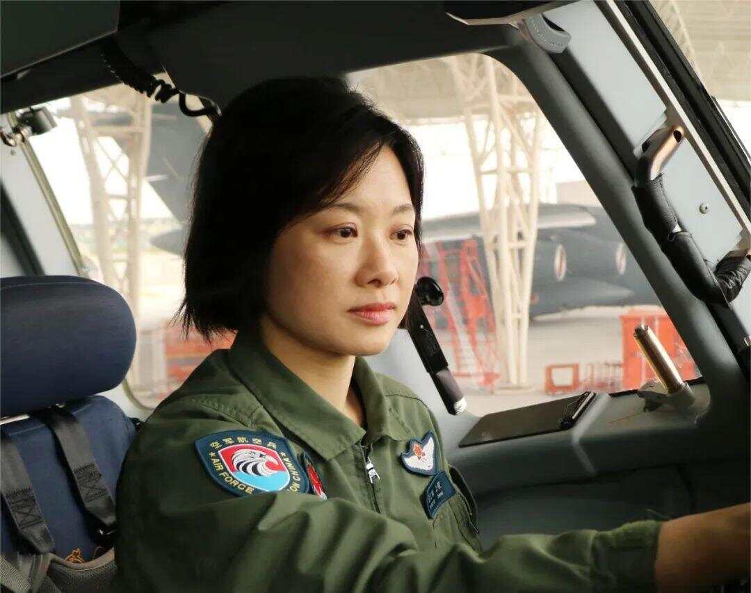 飒！女机长驾驶运油-20A飞过天安门-第1张图片