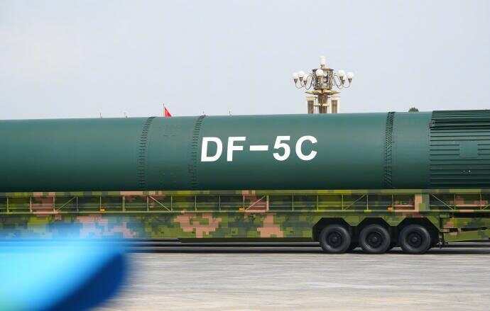打击范围覆盖全球的东风5C核导弹有多大？网友：三辆军车才能拉得下-第8张图片