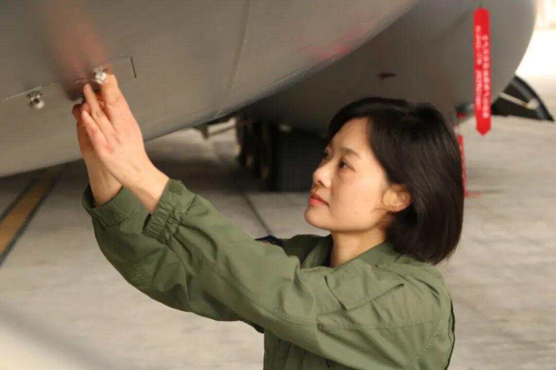 飒！女机长驾驶运油-20A飞过天安门-第2张图片