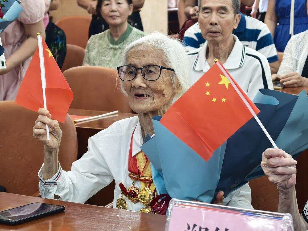 广东抗战老兵看阅兵：他们眼含热泪，抬手敬礼-第2张图片