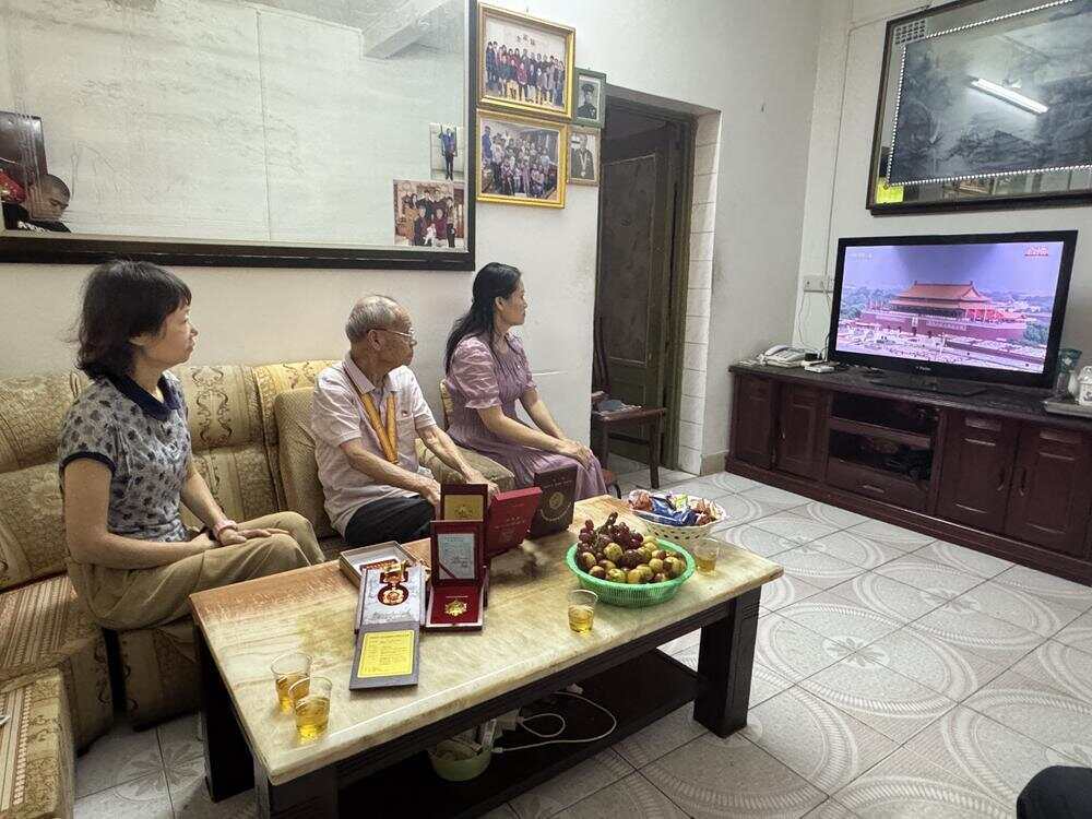 广东抗战老兵看阅兵：他们眼含热泪，抬手敬礼-第3张图片
