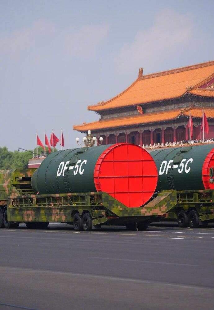打击范围覆盖全球的东风5C核导弹有多大？网友：三辆军车才能拉得下-第1张图片