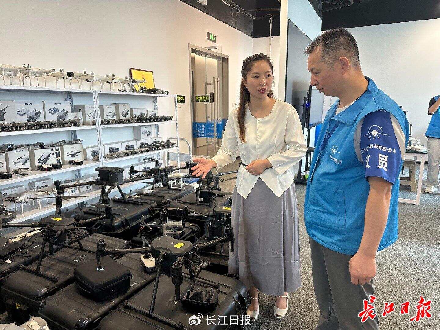 女生专攻无人机维修走红“飞友圈”，公司年收入超500万元-第1张图片