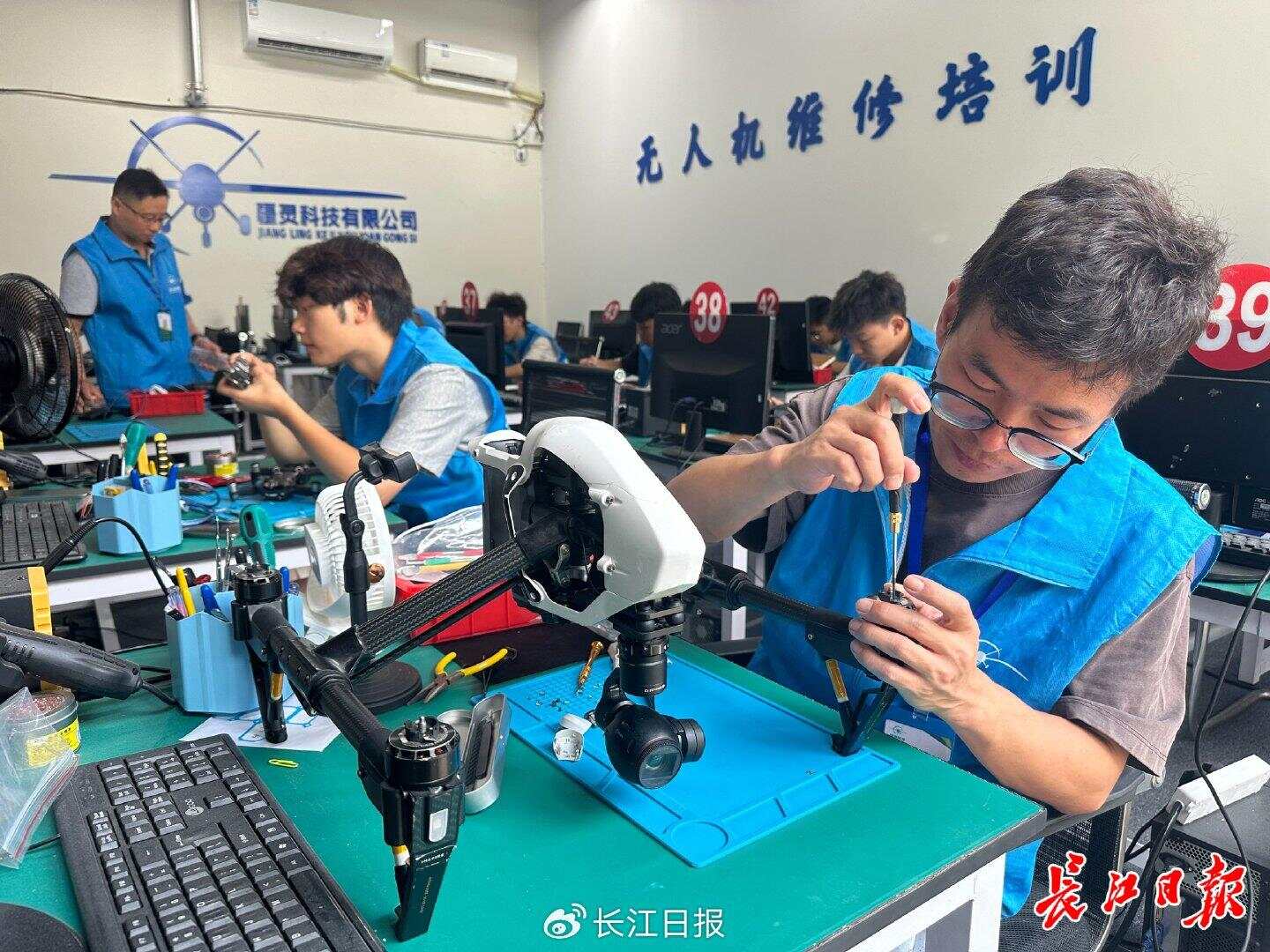 女生专攻无人机维修走红“飞友圈”，公司年收入超500万元-第2张图片