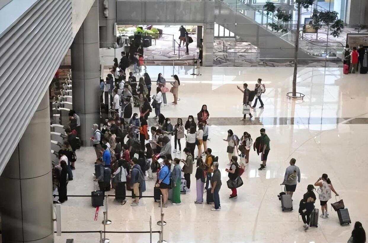 中国男子在新加坡向公职人员吐口水被逮捕，被判处8周监禁-第1张图片