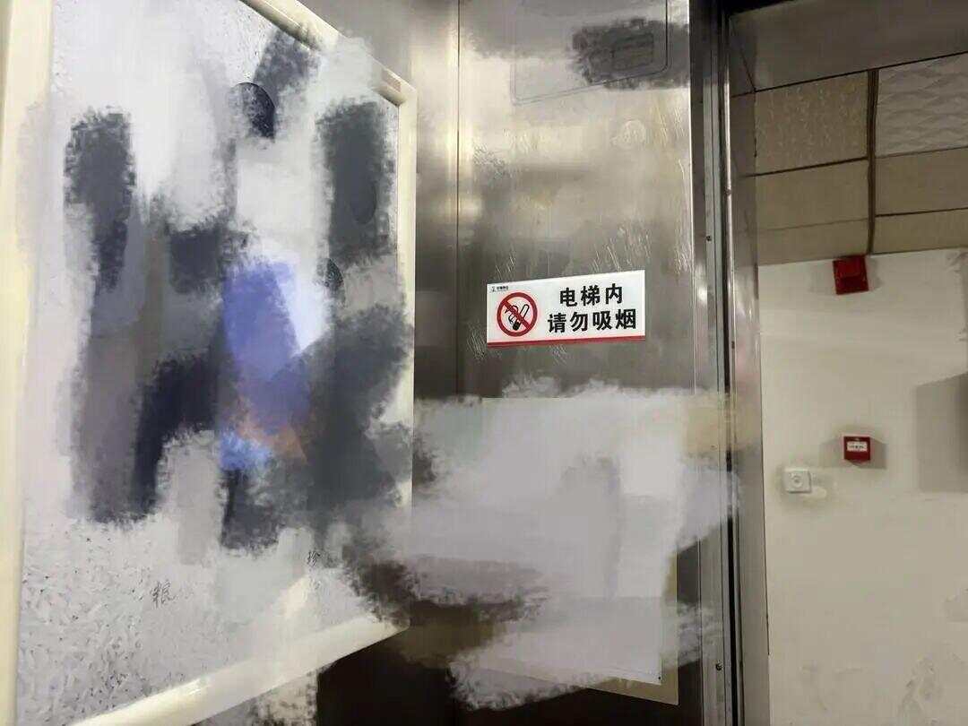 四川一大爷执意电梯里抽烟，业主：争执致电梯停运20多分钟-第2张图片