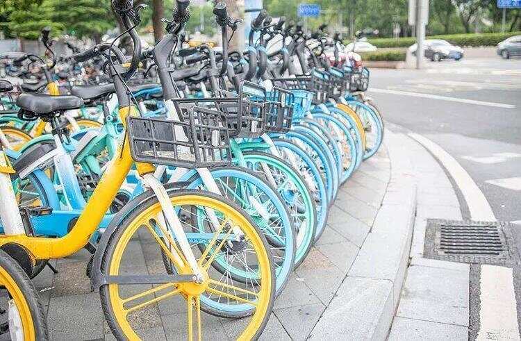 共享单车骑行中突然被锁致多人摔伤？网友：建议换回机械锁-第9张图片